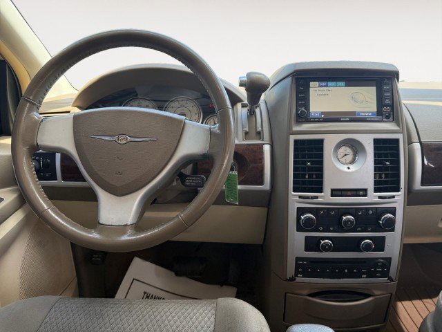 Used 2010 Chrysler Town & Country Touring w/ Entertainment Group #2 FWD video 2