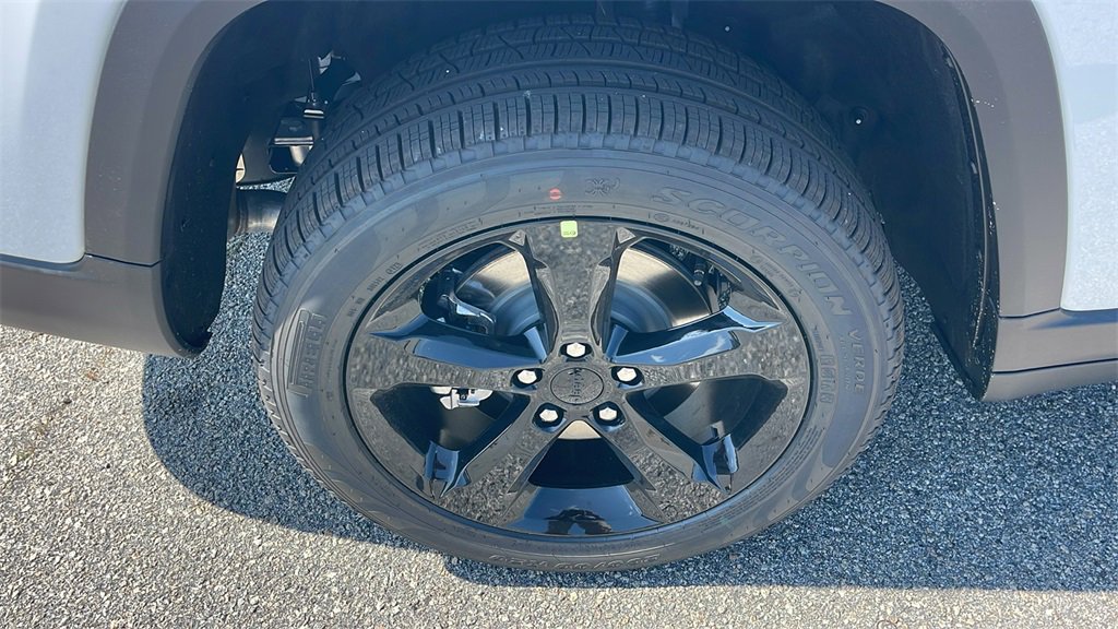 New 2025 Jeep Grand Cherokee L Limited w/ Black Appearance Package image 9