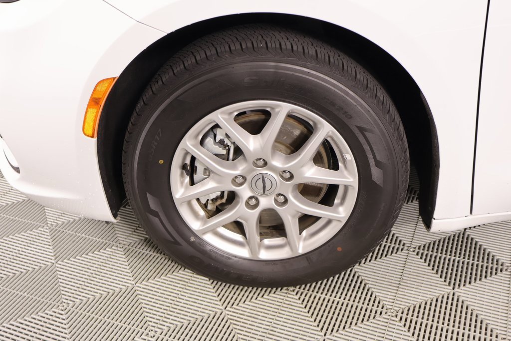 Used 2024 Chrysler Pacifica Touring-L image 18