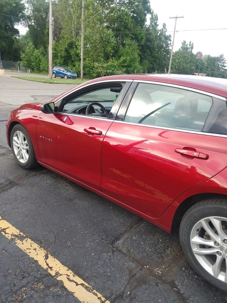 Used 2017 Chevrolet Malibu LT w/ Leather Package FWD image 8