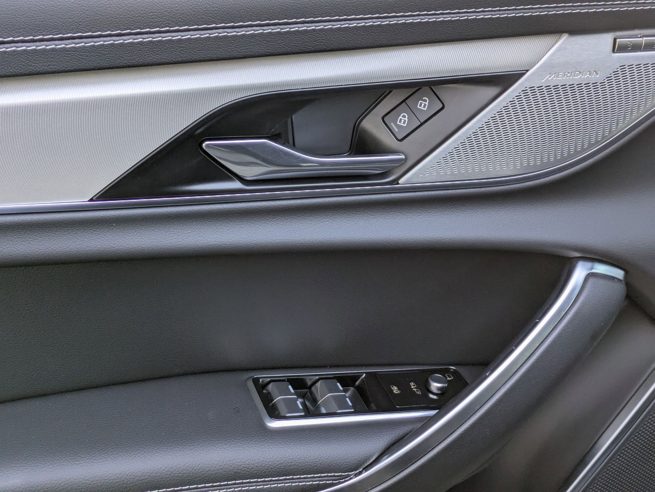 Used 2024 Jaguar XF R-Dynamic SE AWD/4WD image 16