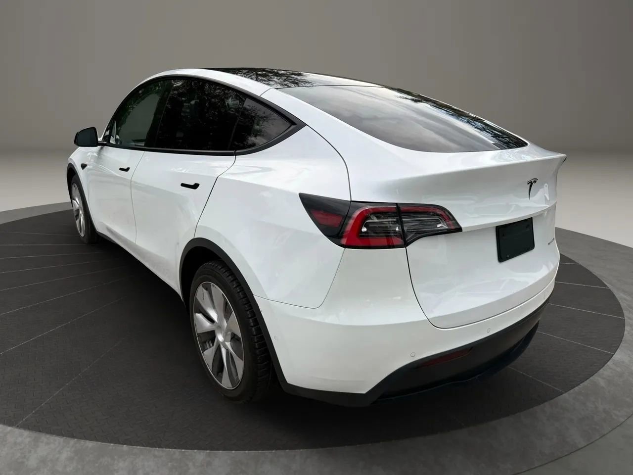 Used 2021 Tesla Model Y Long Range AWD/4WD image 3