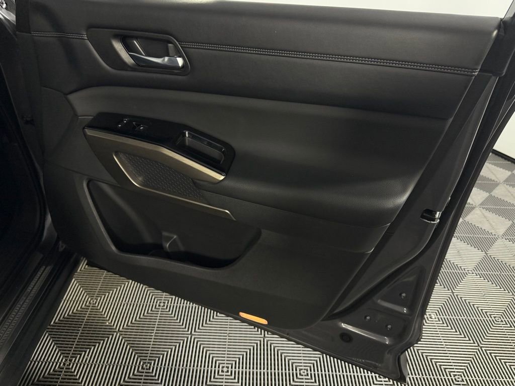 Used 2022 Nissan Pathfinder Platinum w/ Lighting Package (N92) image 32