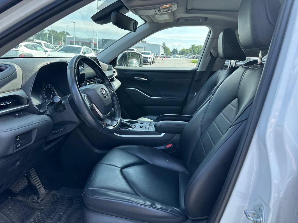 Used 2022 Toyota Highlander XLE AWD/4WD image 10