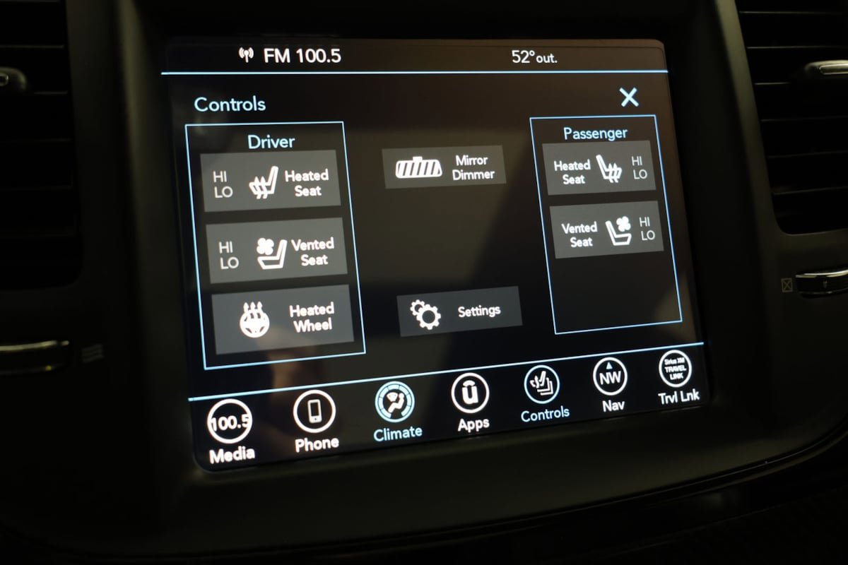 Used 2023 Chrysler 300 C RWD image 9