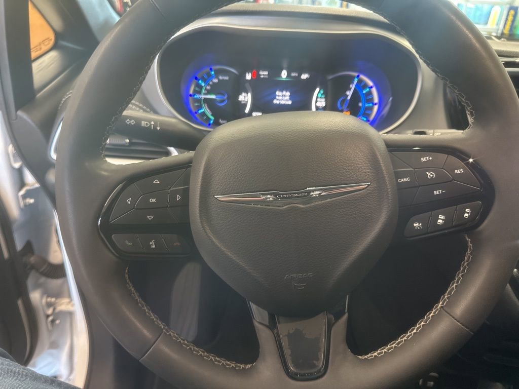 Used 2024 Chrysler Pacifica Select image 8