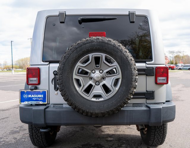 Used 2017 Jeep Wrangler Unlimited Rubicon w/ Connectivity Group image 7