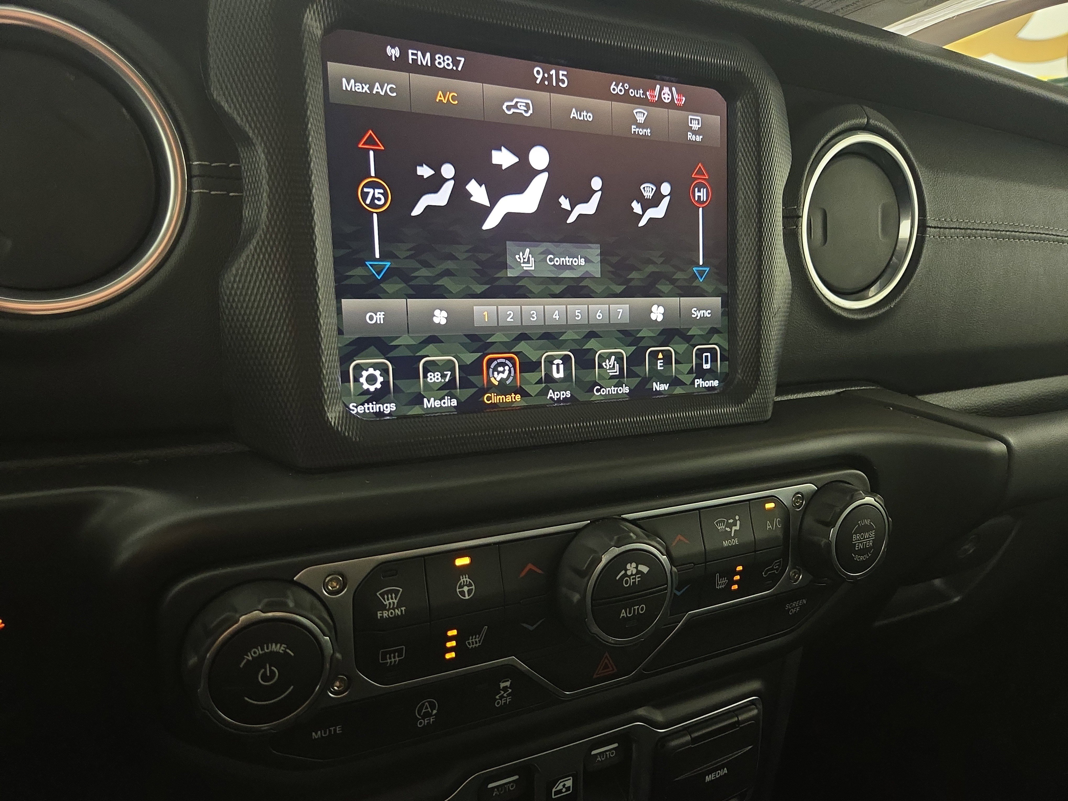 Used 2018 Jeep Wrangler Unlimited Sahara image 28