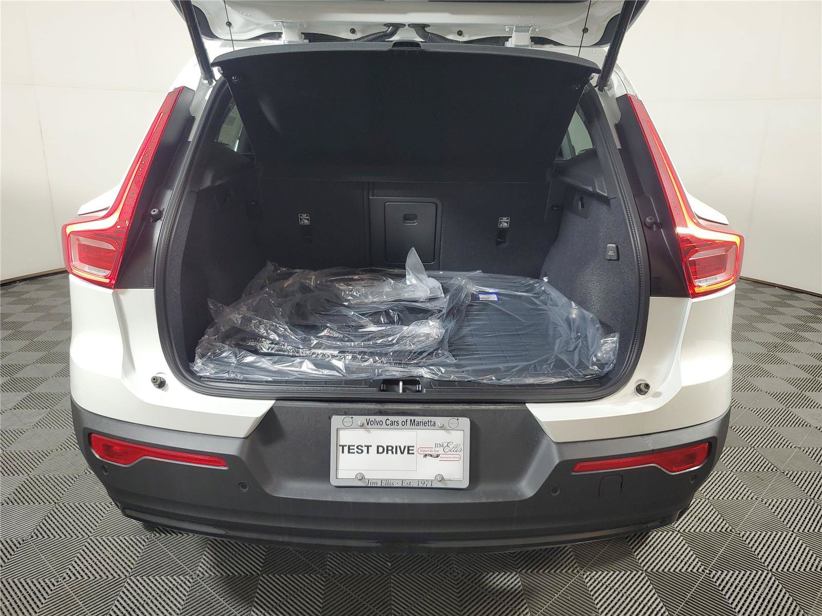 New 2026 Volvo XC40 B5 Plus w/ Climate Package AWD/4WD image 9