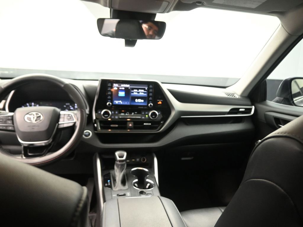 Used 2021 Toyota Highlander XLE image 17