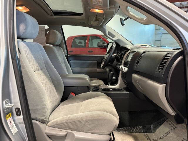 Used 2016 Toyota Sequoia SR5 AWD/4WD image 17