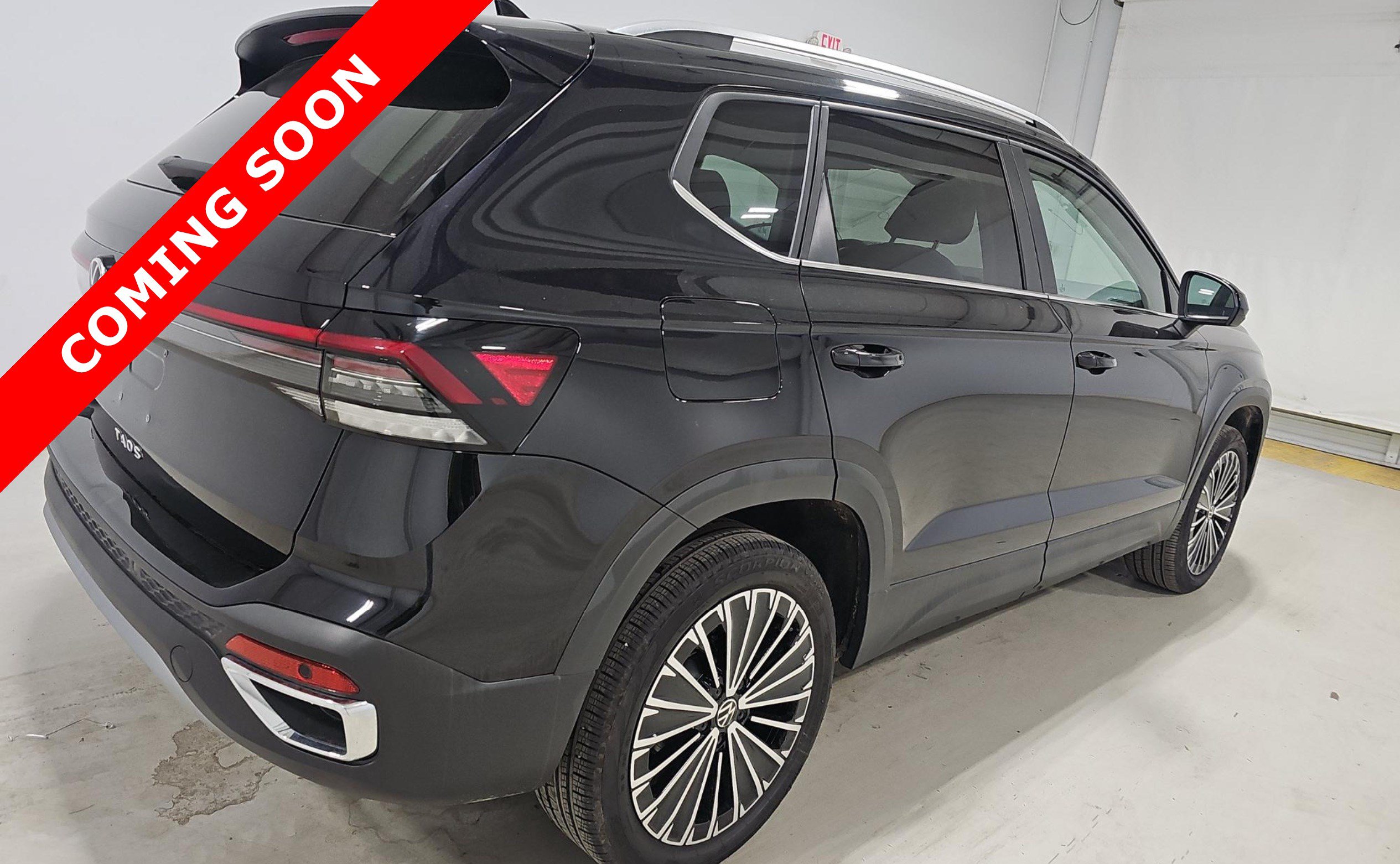 Used 2025 Volkswagen Taos SE w/ Panoramic Sunroof Package FWD image 4