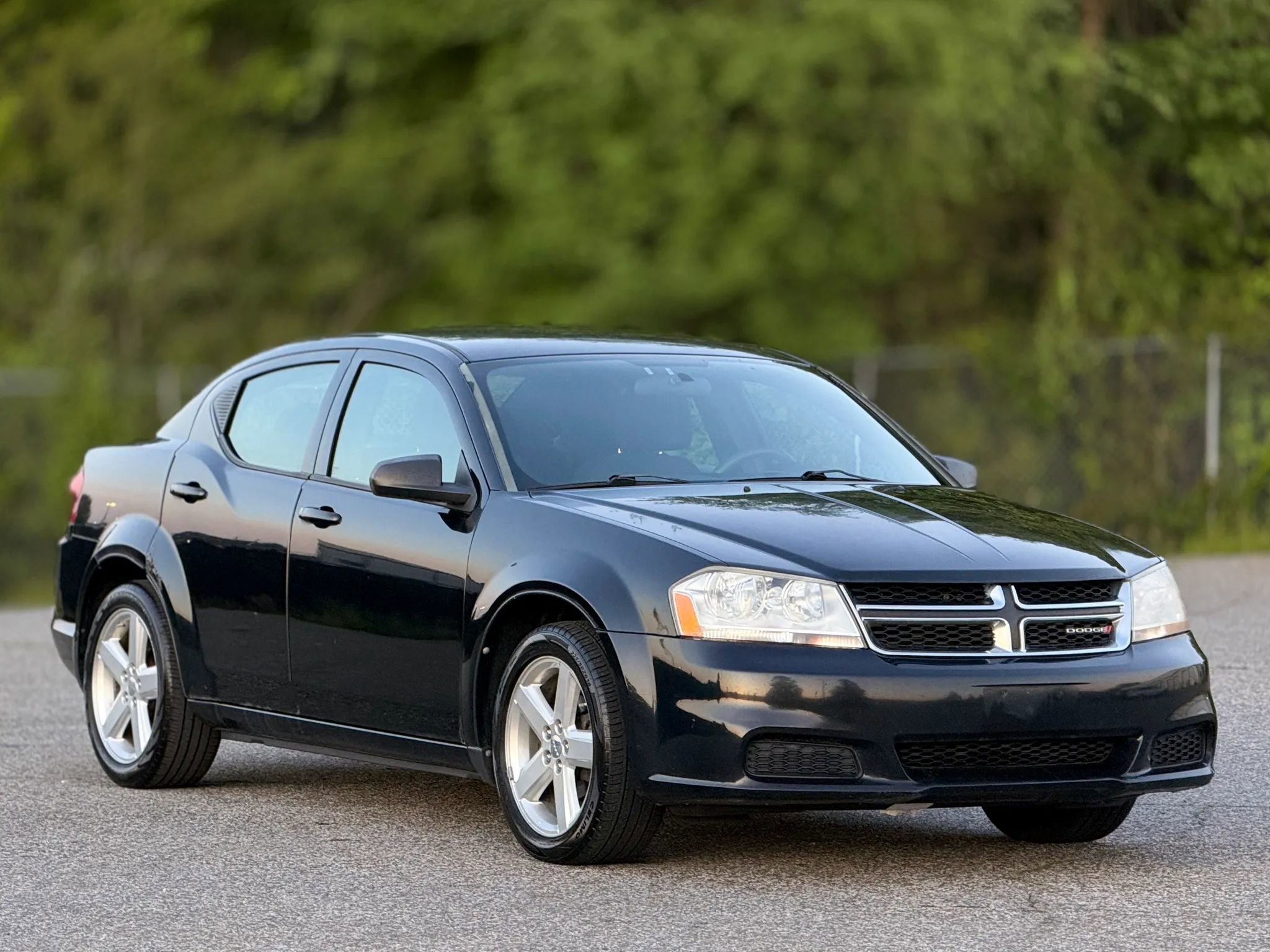 Used 2013 Dodge Avenger SE image 1