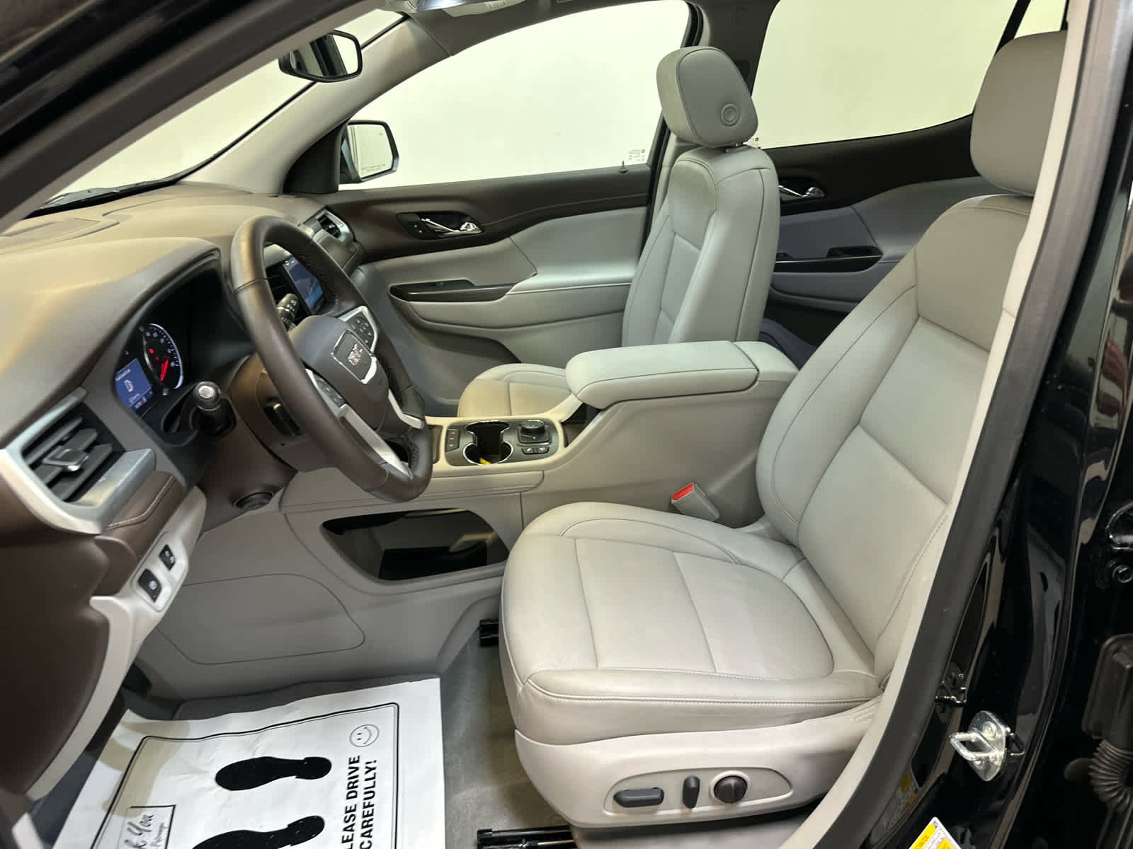 Used 2023 GMC Acadia SLT w/ Preferred Package AWD/4WD image 4