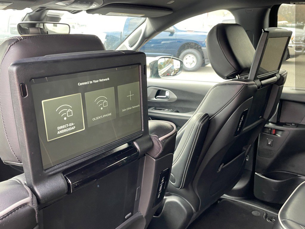 Used 2024 Chrysler Pacifica Limited w/ Uconnect Theater Family Group image 13