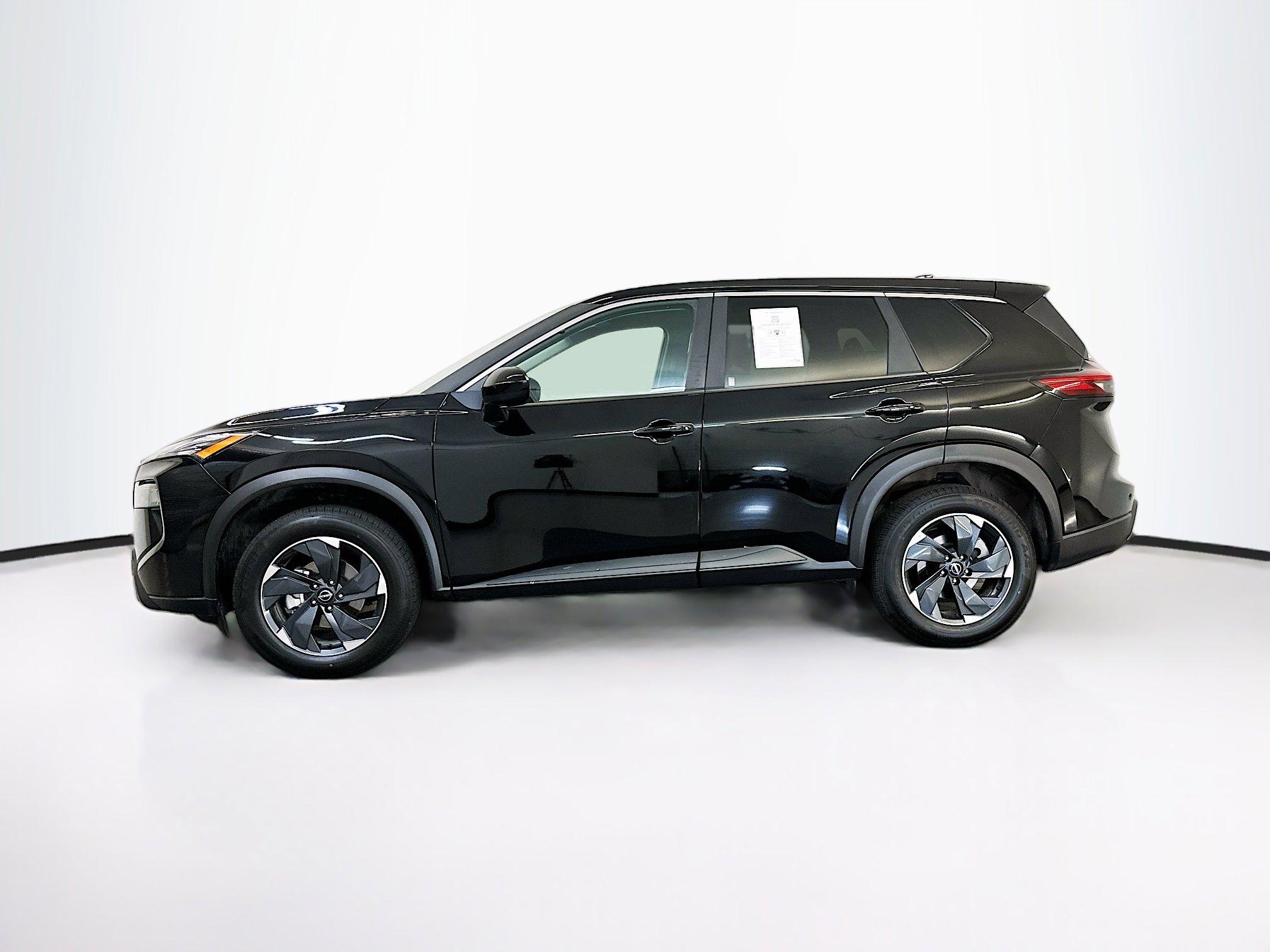 Used 2025 Nissan Rogue SV image 4