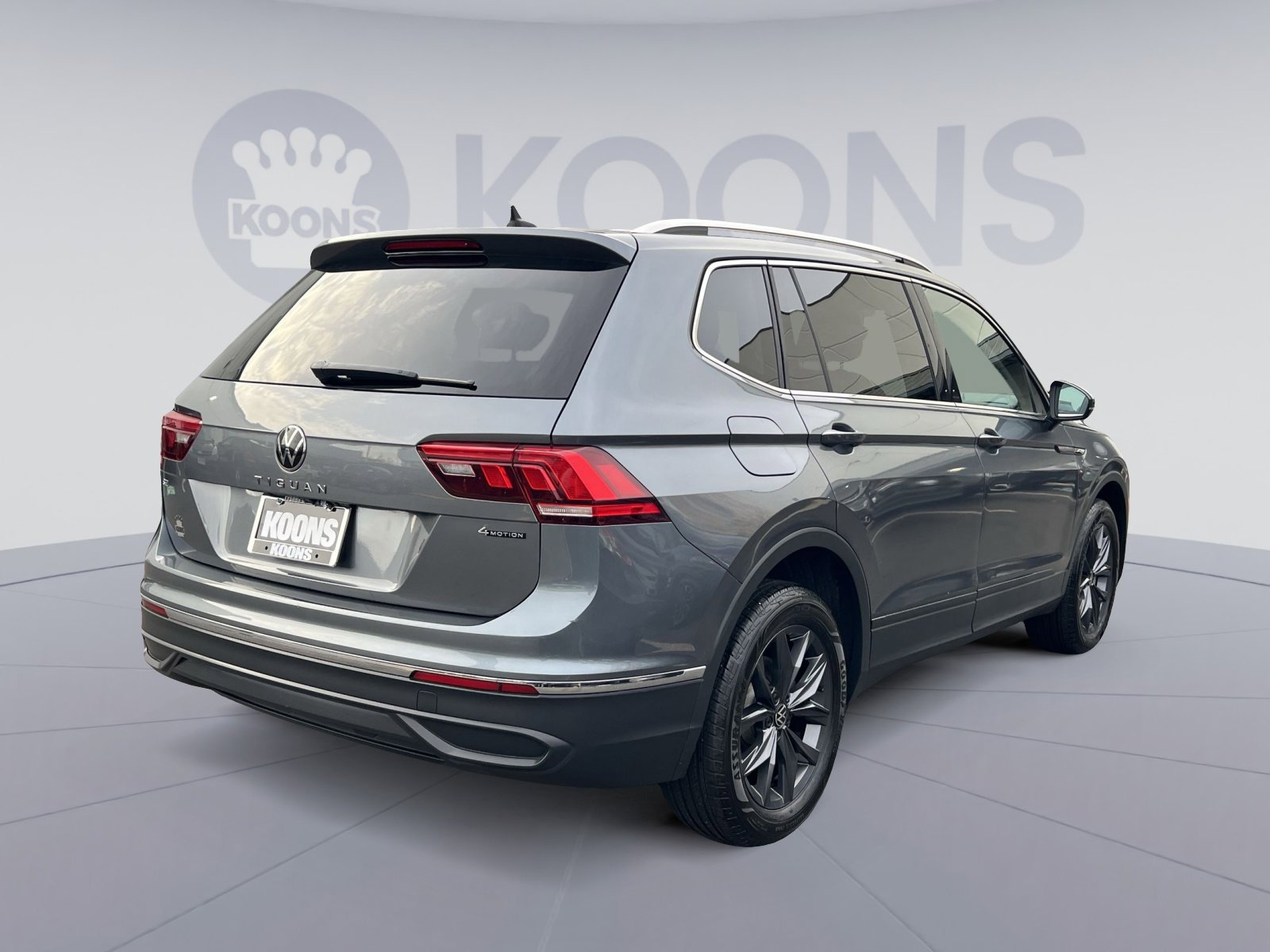 Used 2022 Volkswagen Tiguan SE w/ Panoramic Sunroof Package image 7