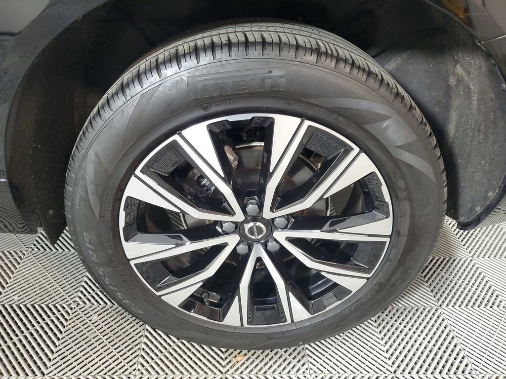 Used 2023 Volvo XC60 B5 Plus image 13