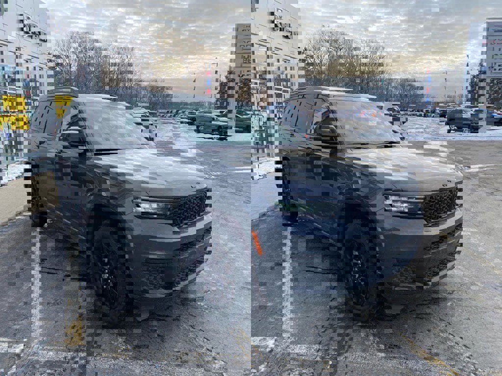 Used 2024 Jeep Grand Cherokee L Altitude image 7