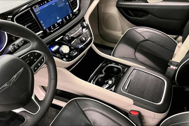 Used 2024 Chrysler Pacifica Limited image 15