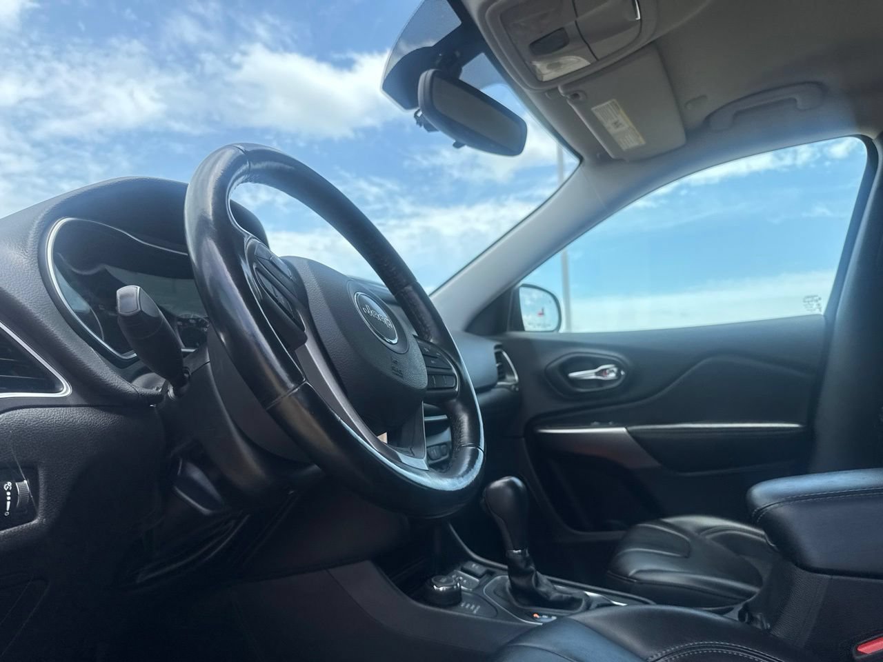 Used 2020 Jeep Cherokee Latitude w/ Quick Order Package 26F North AWD/4WD image 38