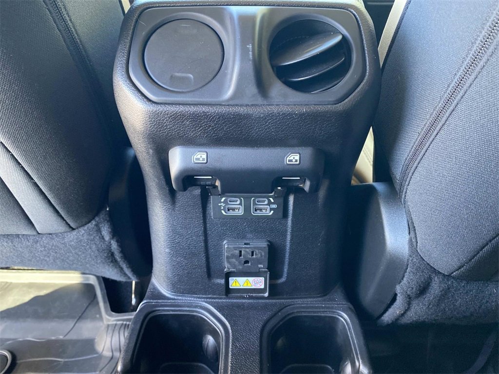 Used 2018 Jeep Wrangler Unlimited Sahara image 25