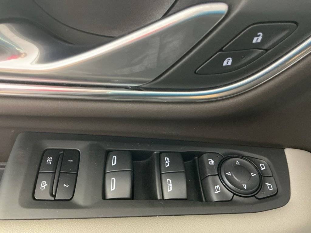 Used 2022 GMC Yukon SLT w/ SLT Luxury Package AWD/4WD image 7