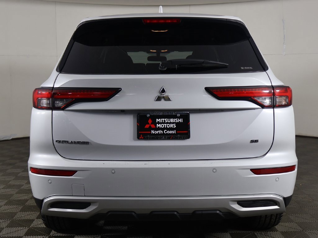 Used 2024 Mitsubishi Outlander SE Black Edition image 13