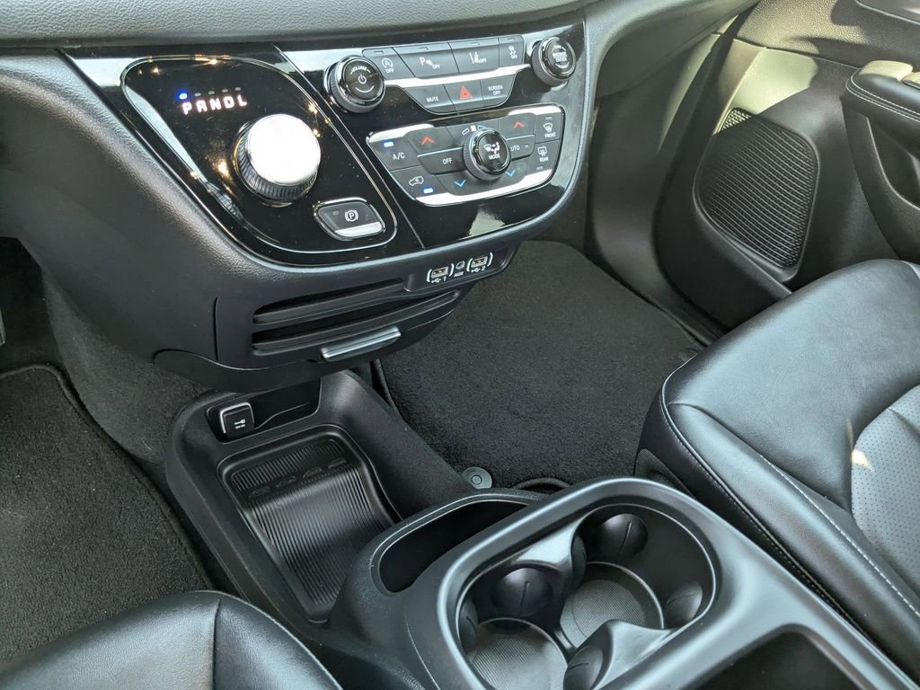 Used 2025 Chrysler Pacifica Select image 21