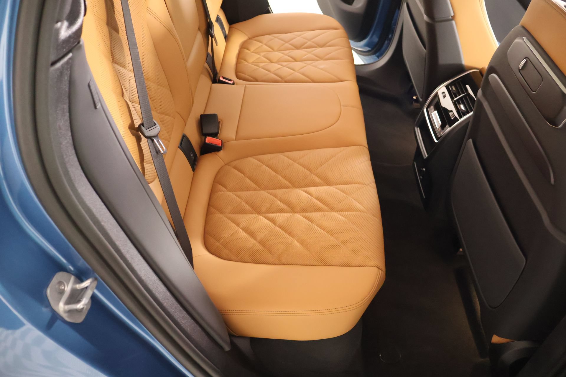 New 2027 BMW X6 xDrive40i w/ Executive Package AWD/4WD image 13