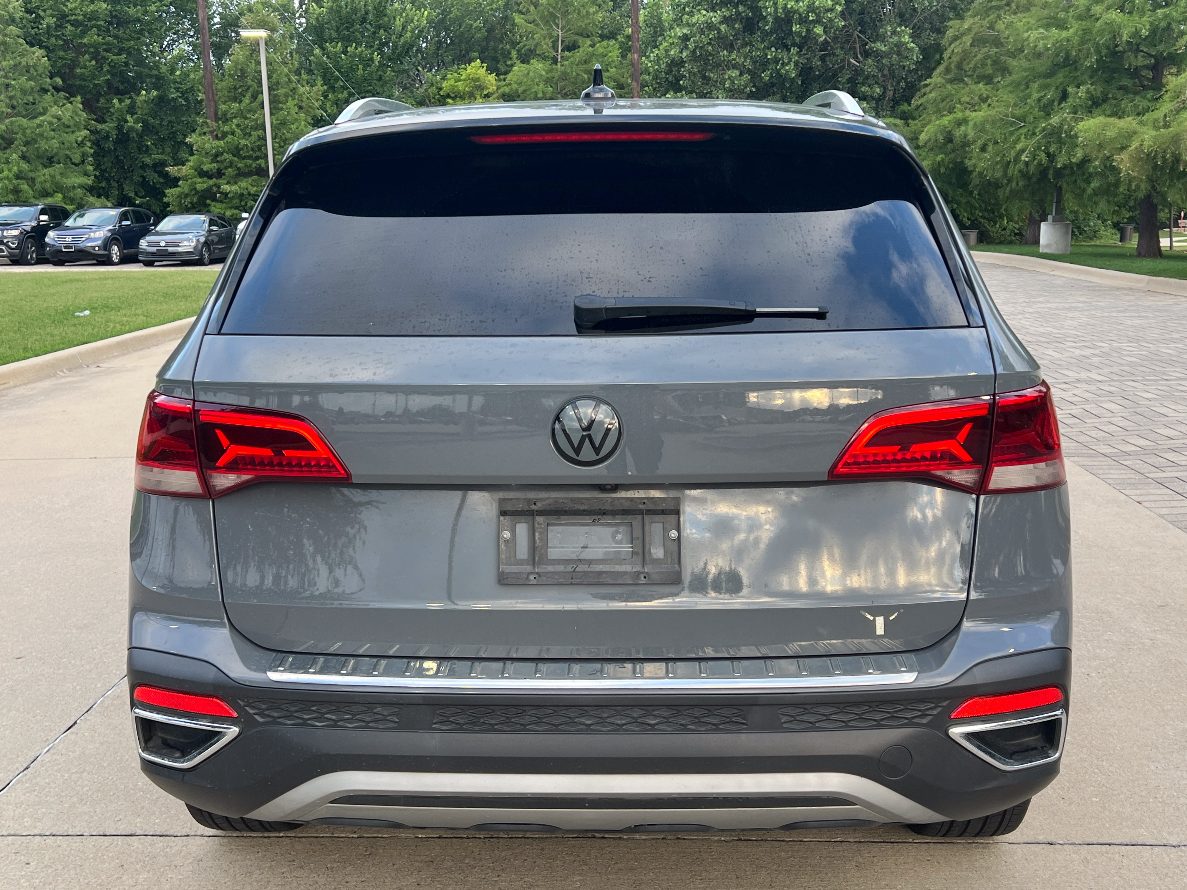 Used 2023 Volkswagen Taos SE w/ Panoramic Sunroof Package FWD image 9