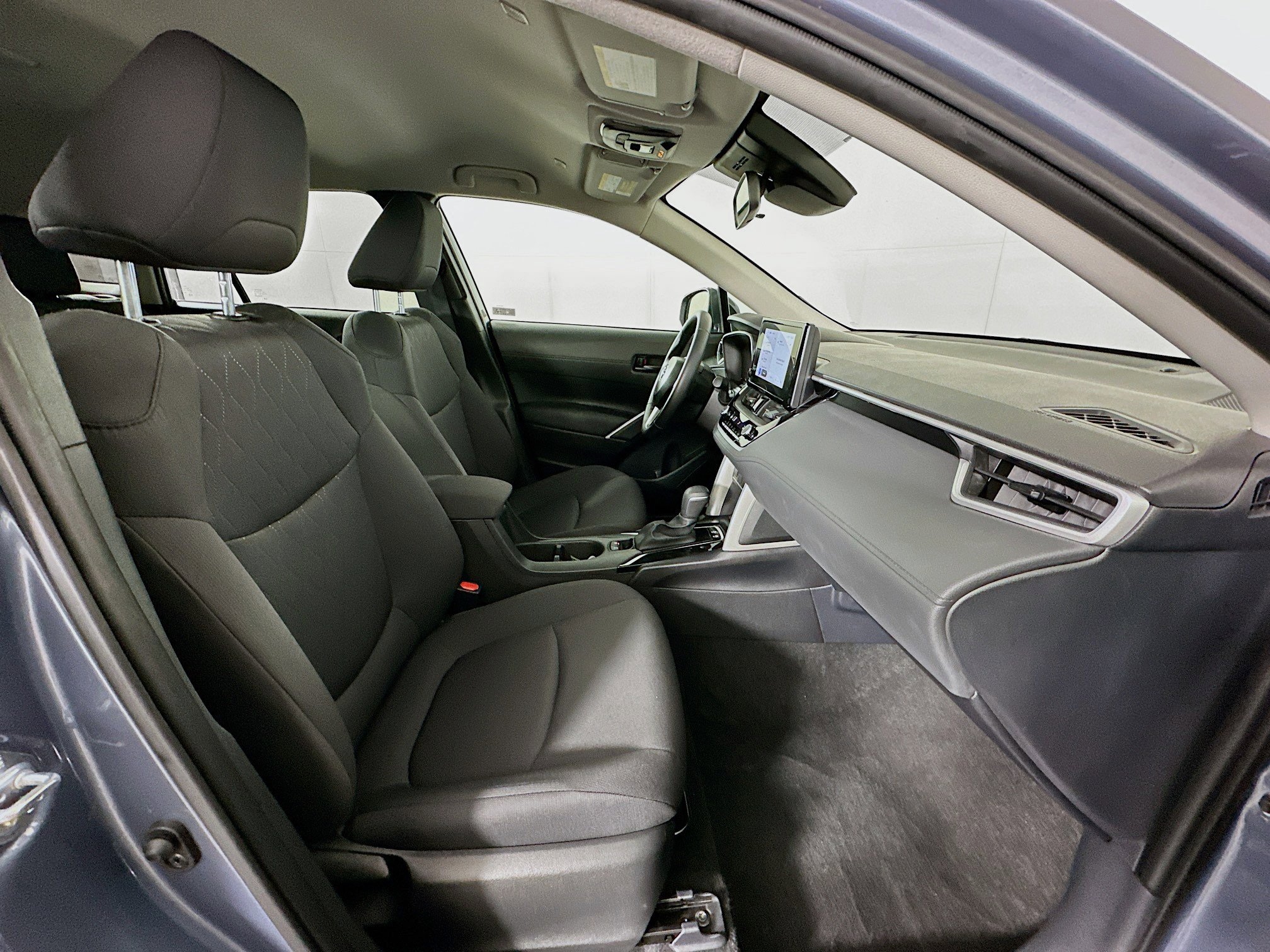 Used 2025 Toyota Corolla Cross LE image 29