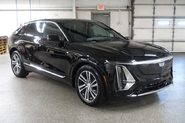 Used 2025 Cadillac Lyriq Luxury w/ LPO, Floor Liner Package AWD/4WD image 1