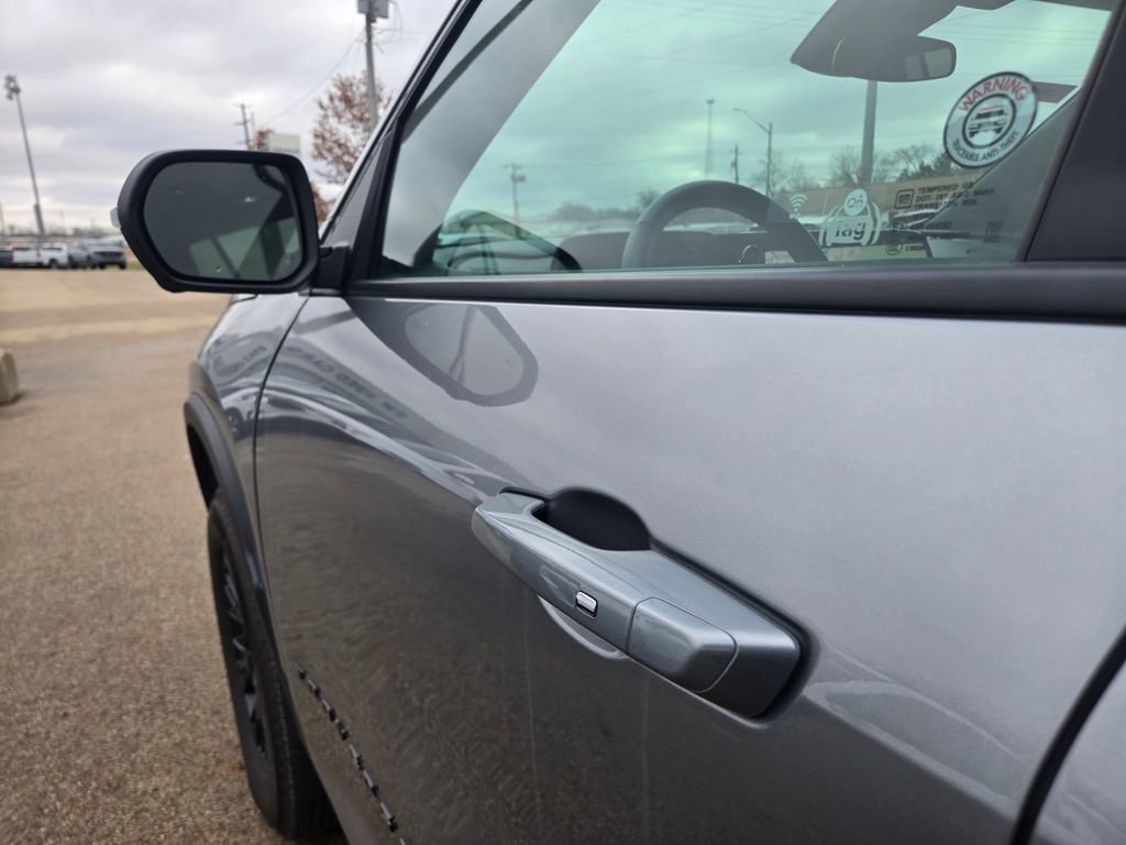 Used 2025 Chevrolet Traverse Z71 image 39