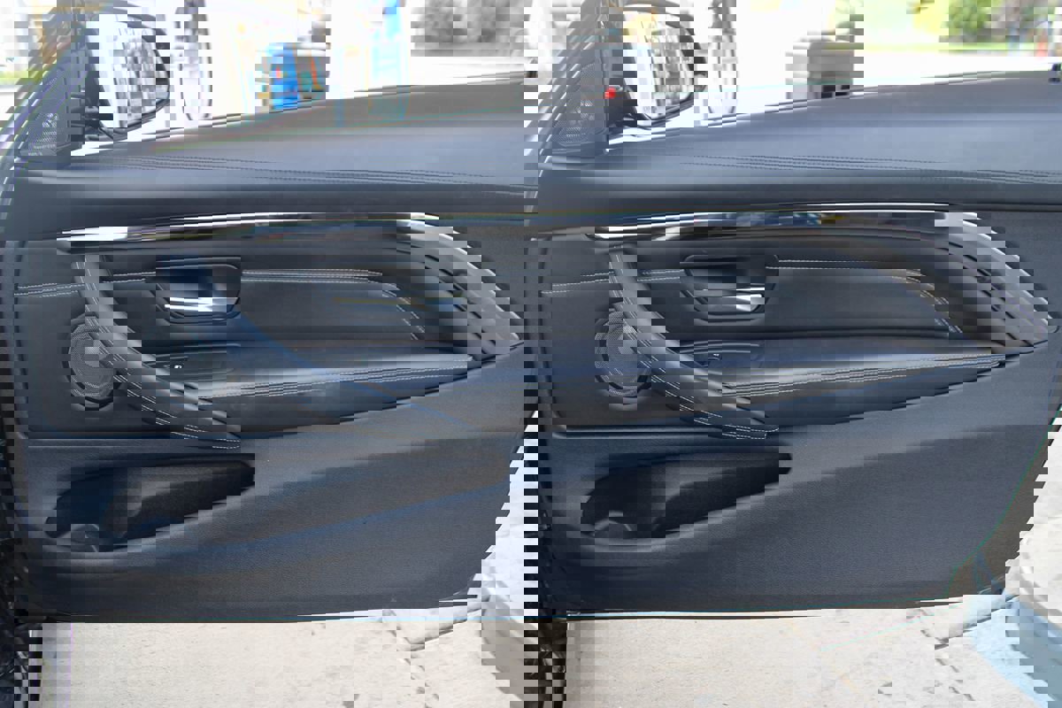 Used 2015 BMW M4 Convertible image 28