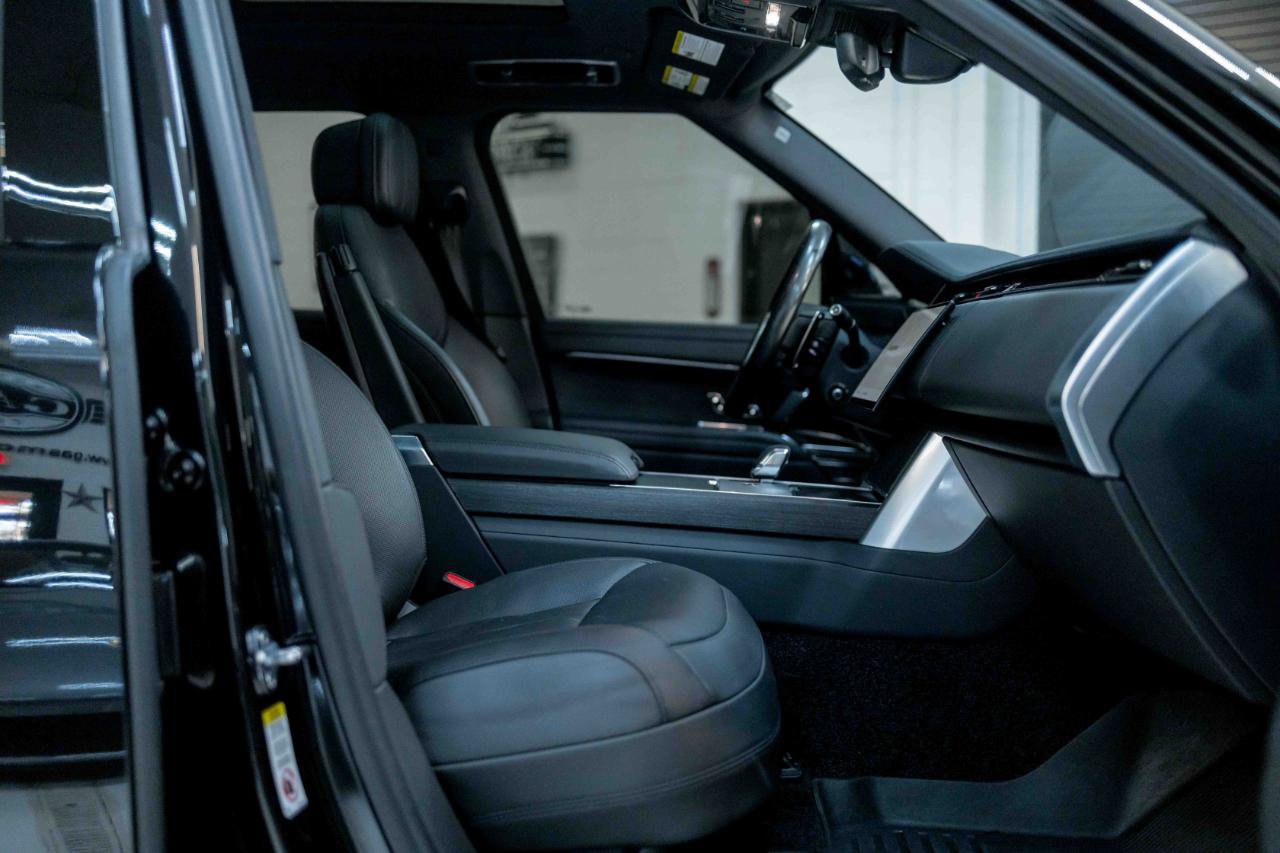 Used 2025 Land Rover Range Rover SE image 54