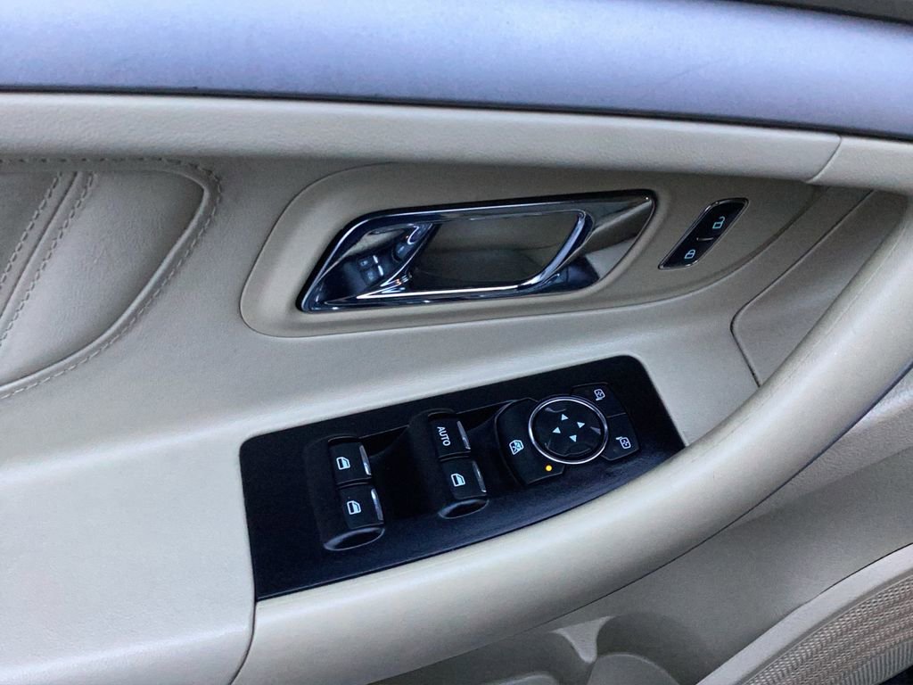Used 2016 Ford Taurus SE image 12