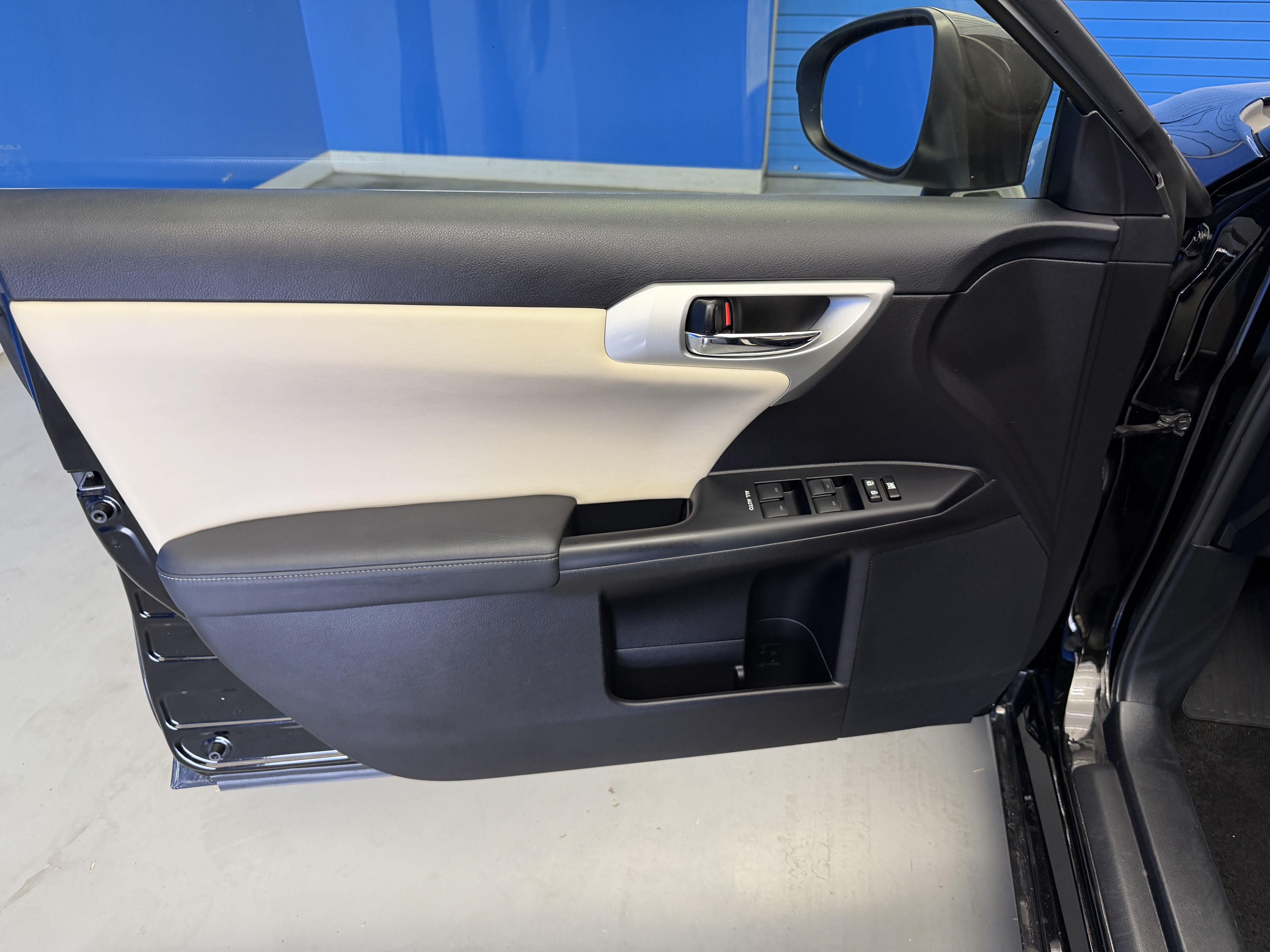 Used 2012 Lexus CT 200h Premium w/ Premium Audio Pkg FWD image 9