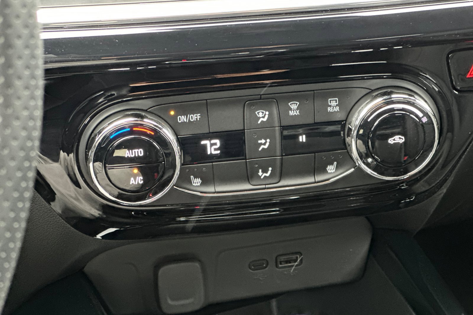 Used 2025 Chevrolet Trax RS w/ Driver Confidence Package image 29