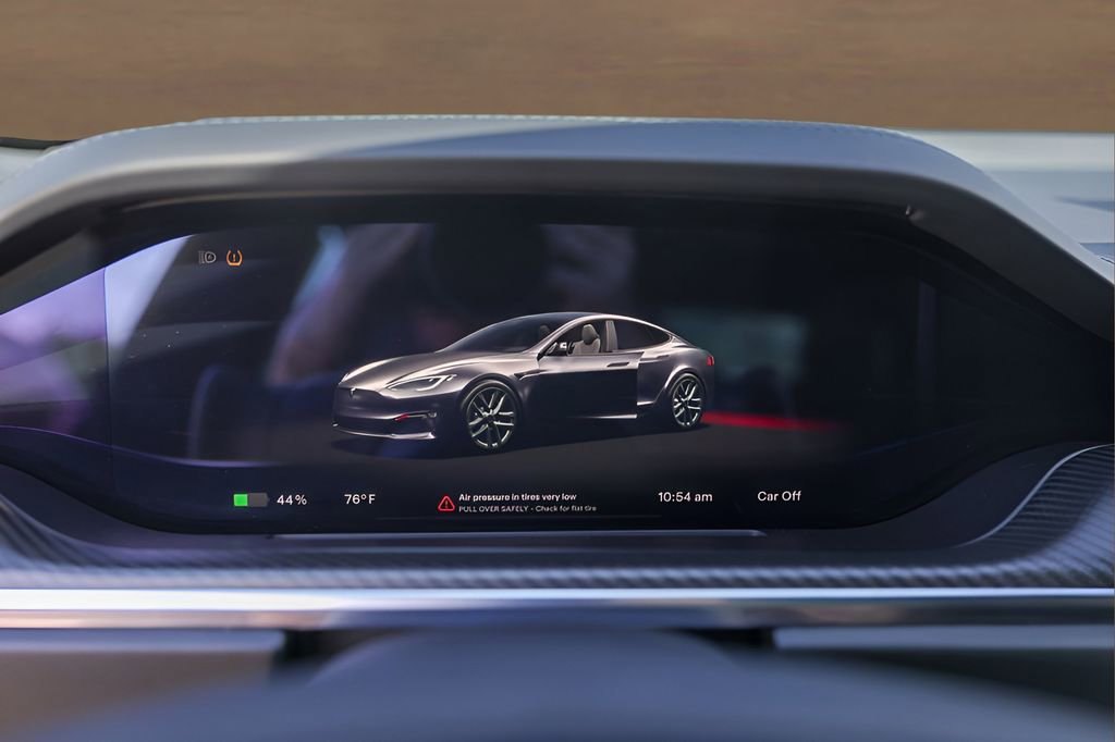 Used 2022 Tesla Model S Plaid image 11