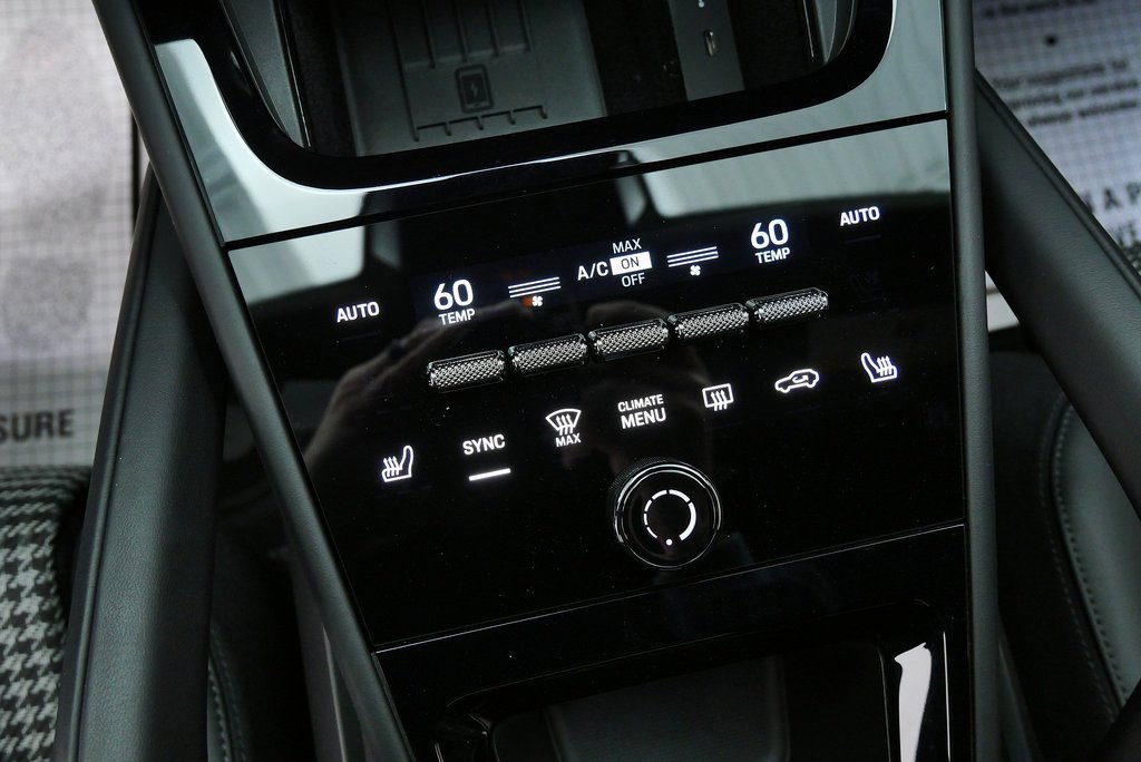 Used 2025 Porsche Cayenne GTS image 33