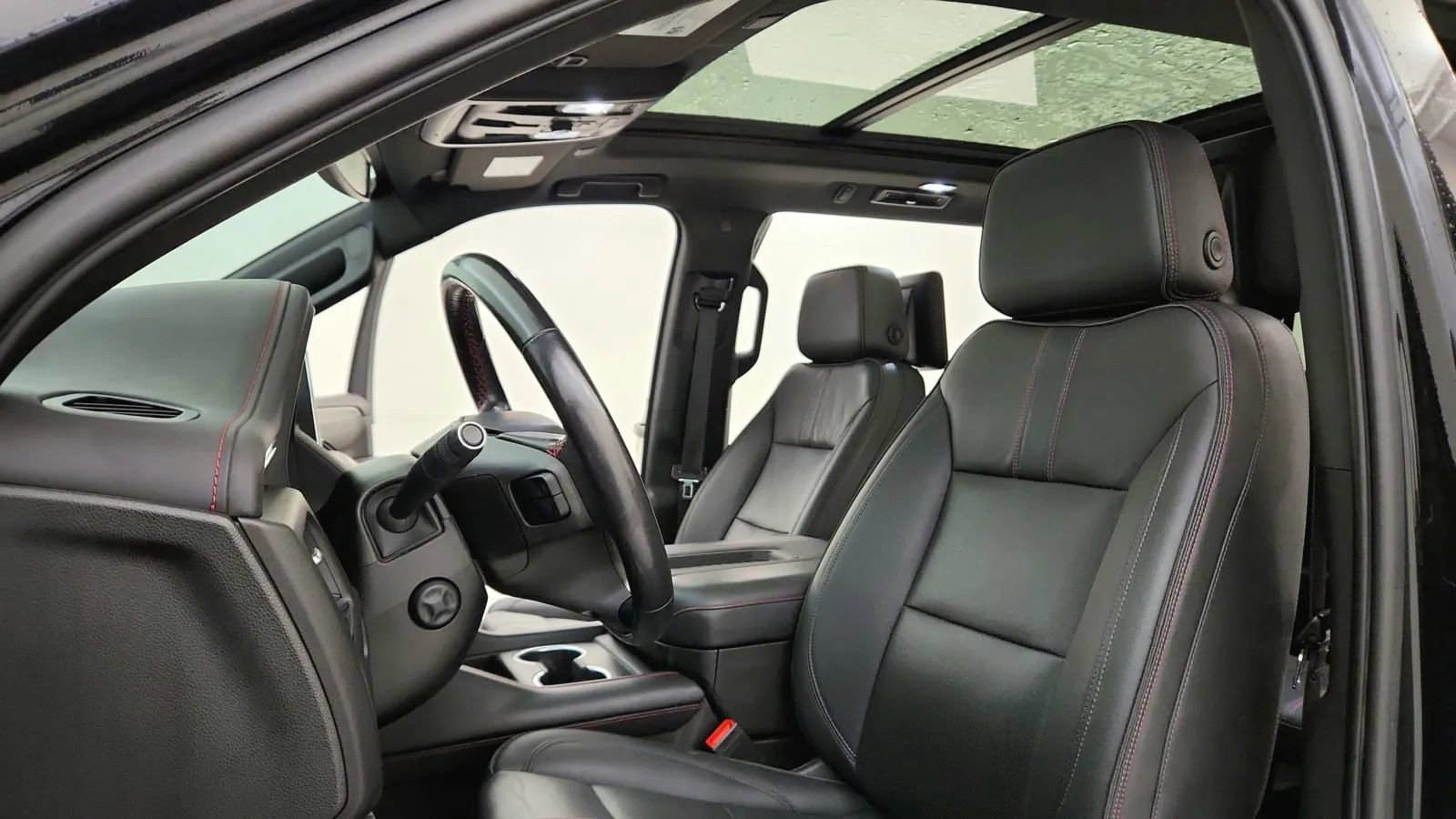 Used 2022 Chevrolet Suburban RST w/ Sport Performance Package image 28