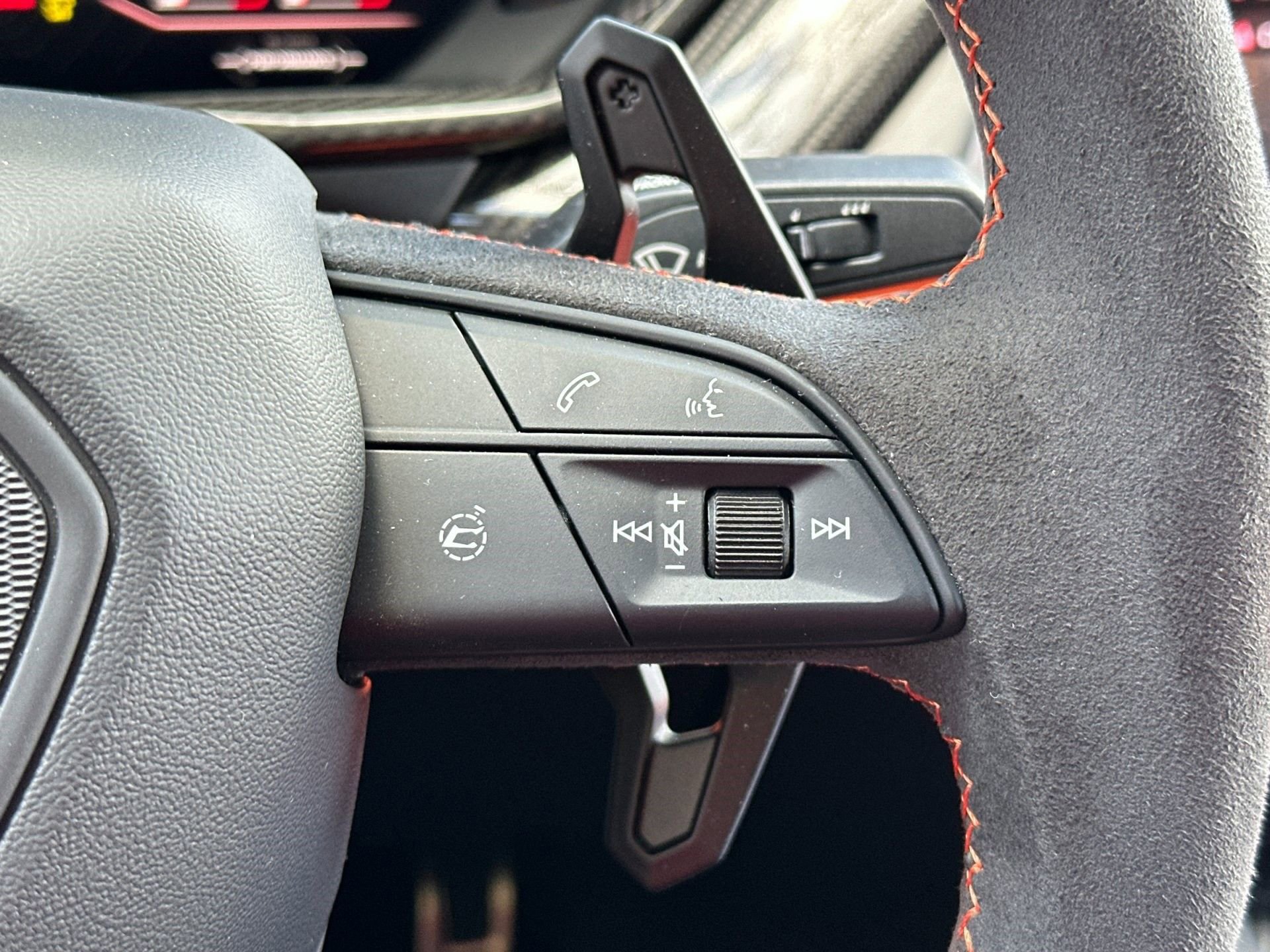 Used 2025 Lamborghini Urus SE image 29