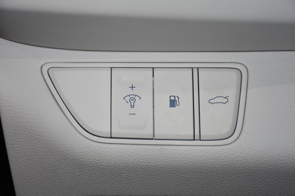 Used 2025 Genesis G70 2.5T image 9