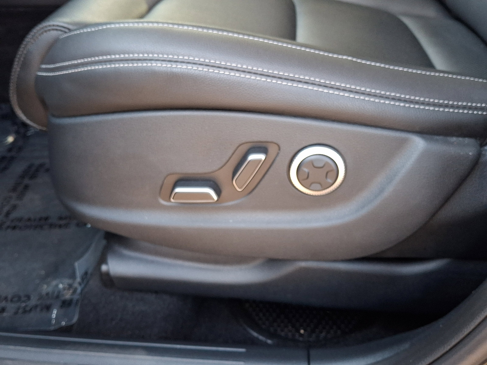 Certified 2025 Genesis GV70 2.5T w/ Select Package AWD/4WD image 16