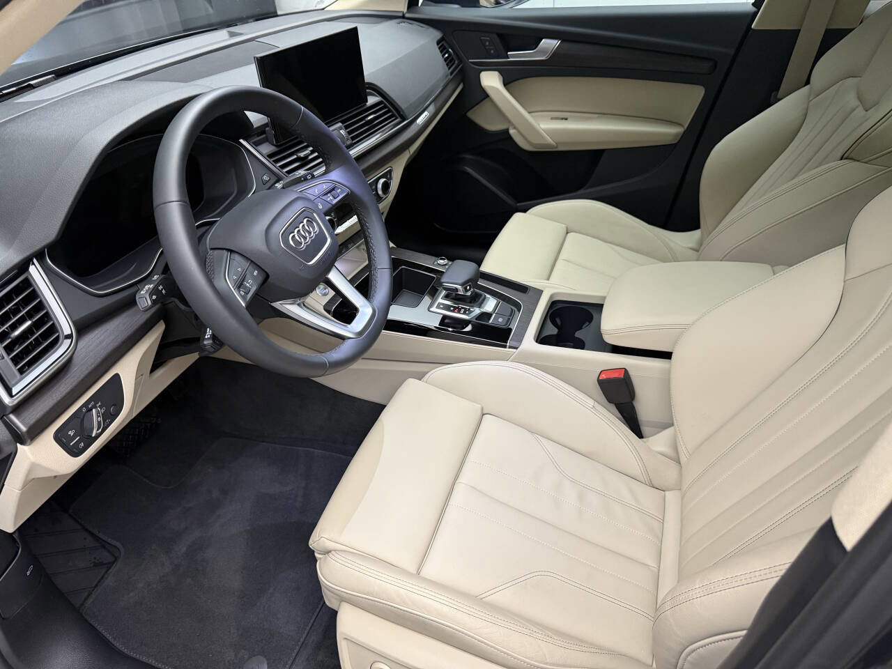 Used 2024 Audi Q5 e Premium w/ Convenience Package image 15