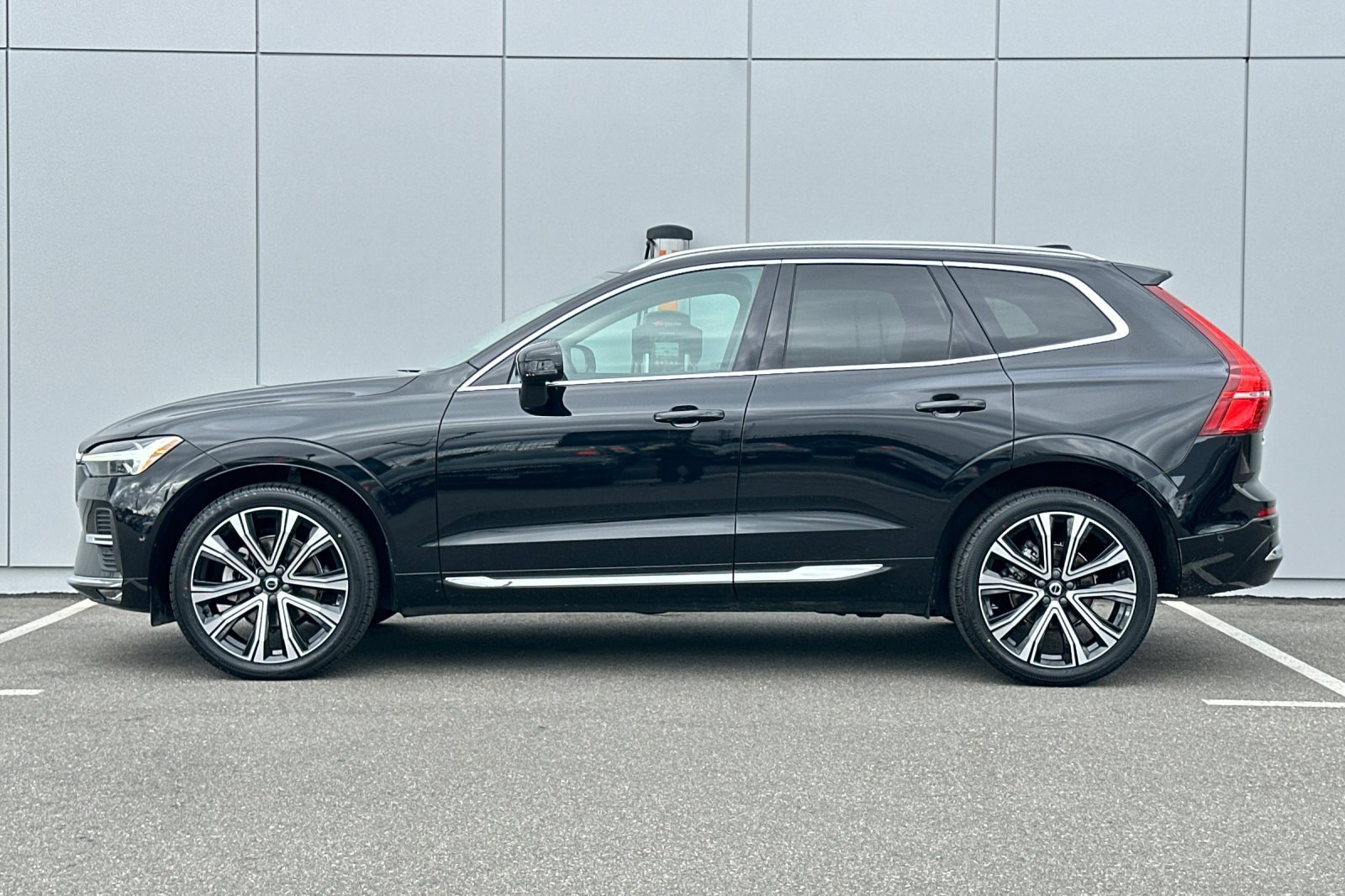 Used 2023 Volvo XC60 B5 Ultimate w/ Climate Package image 2