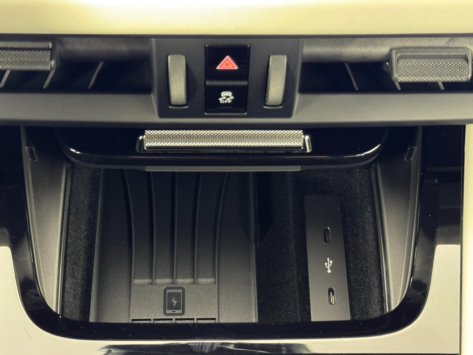 Used 2024 Porsche Cayenne w/ Technology Package image 33