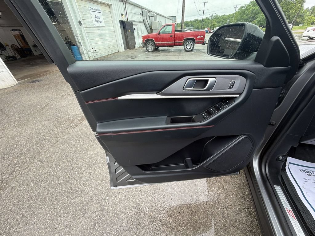 Used 2025 Ford Explorer ST-Line w/ ST-Line Street Pack AWD/4WD image 13