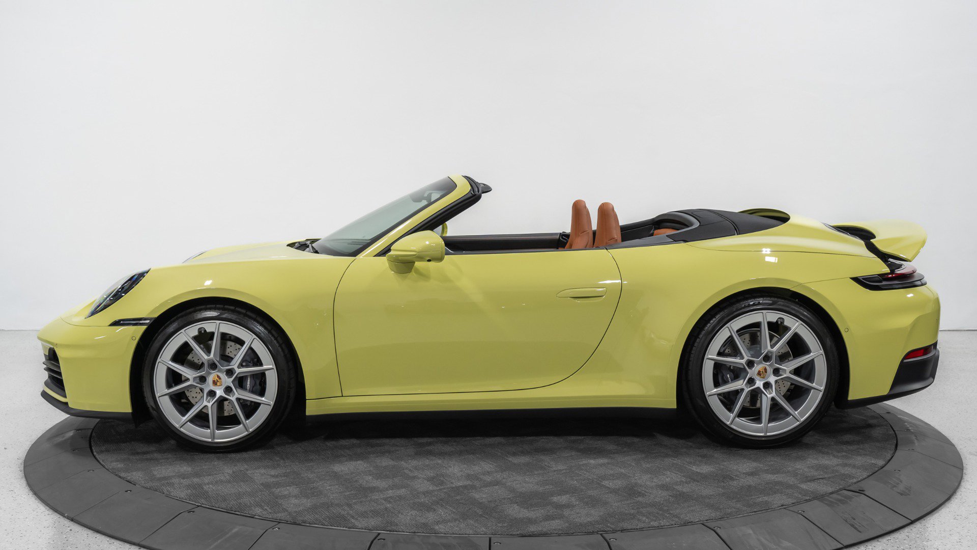 Used 2025 Porsche 911 Carrera image 4